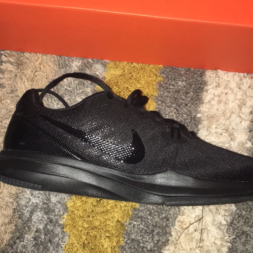 Brand new never worn! black nike tennis shoes.